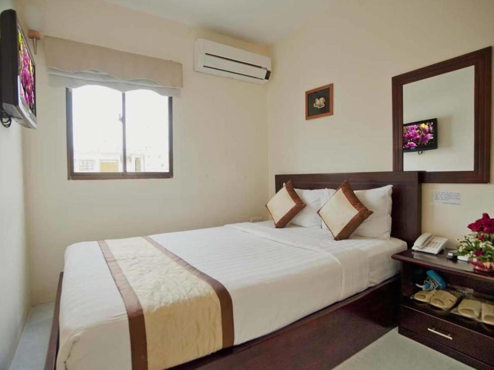Oyo 438 Small Bay Hotel Ho Chi Minh City Bagian luar foto