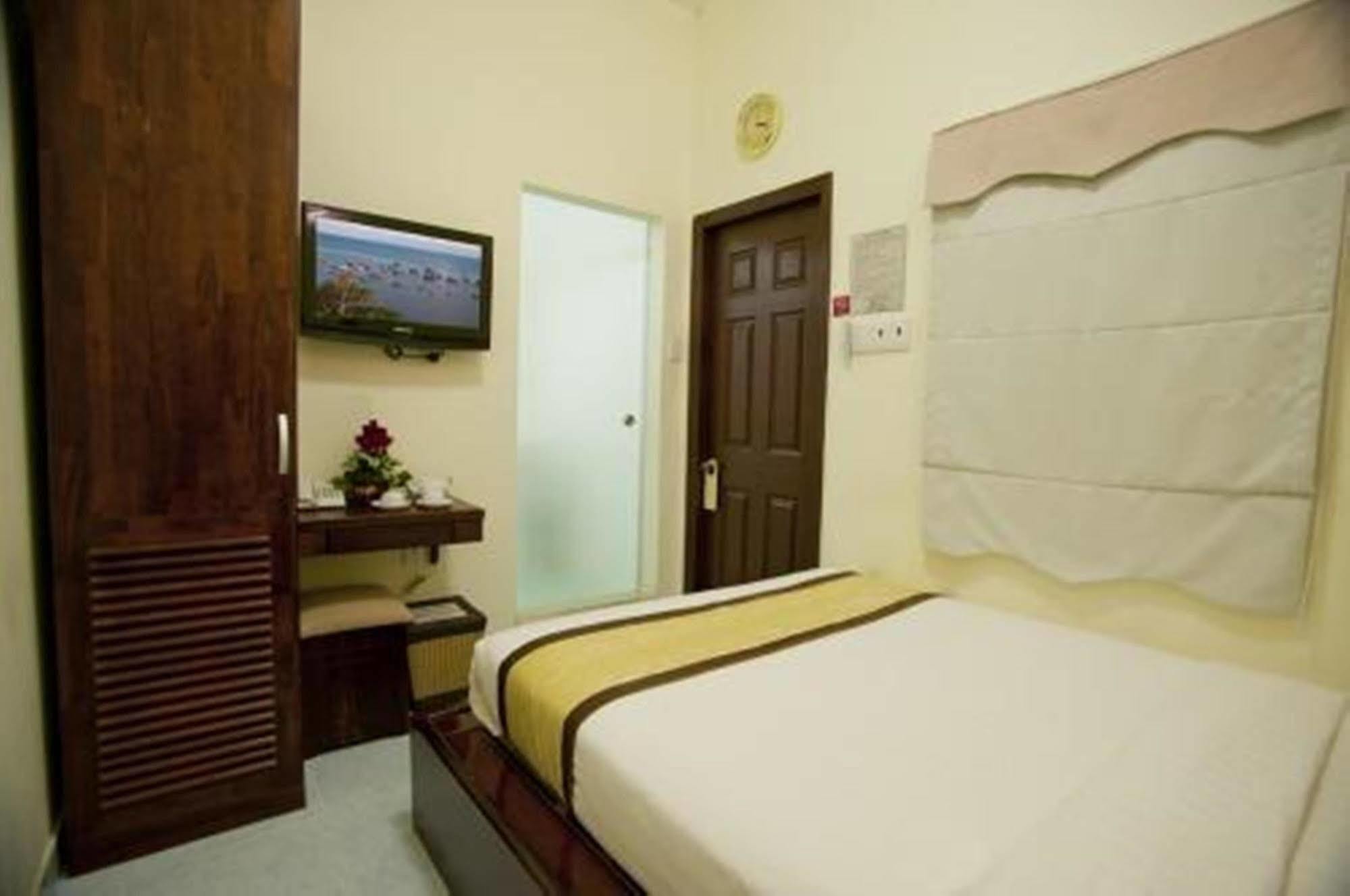Oyo 438 Small Bay Hotel Ho Chi Minh City Bagian luar foto
