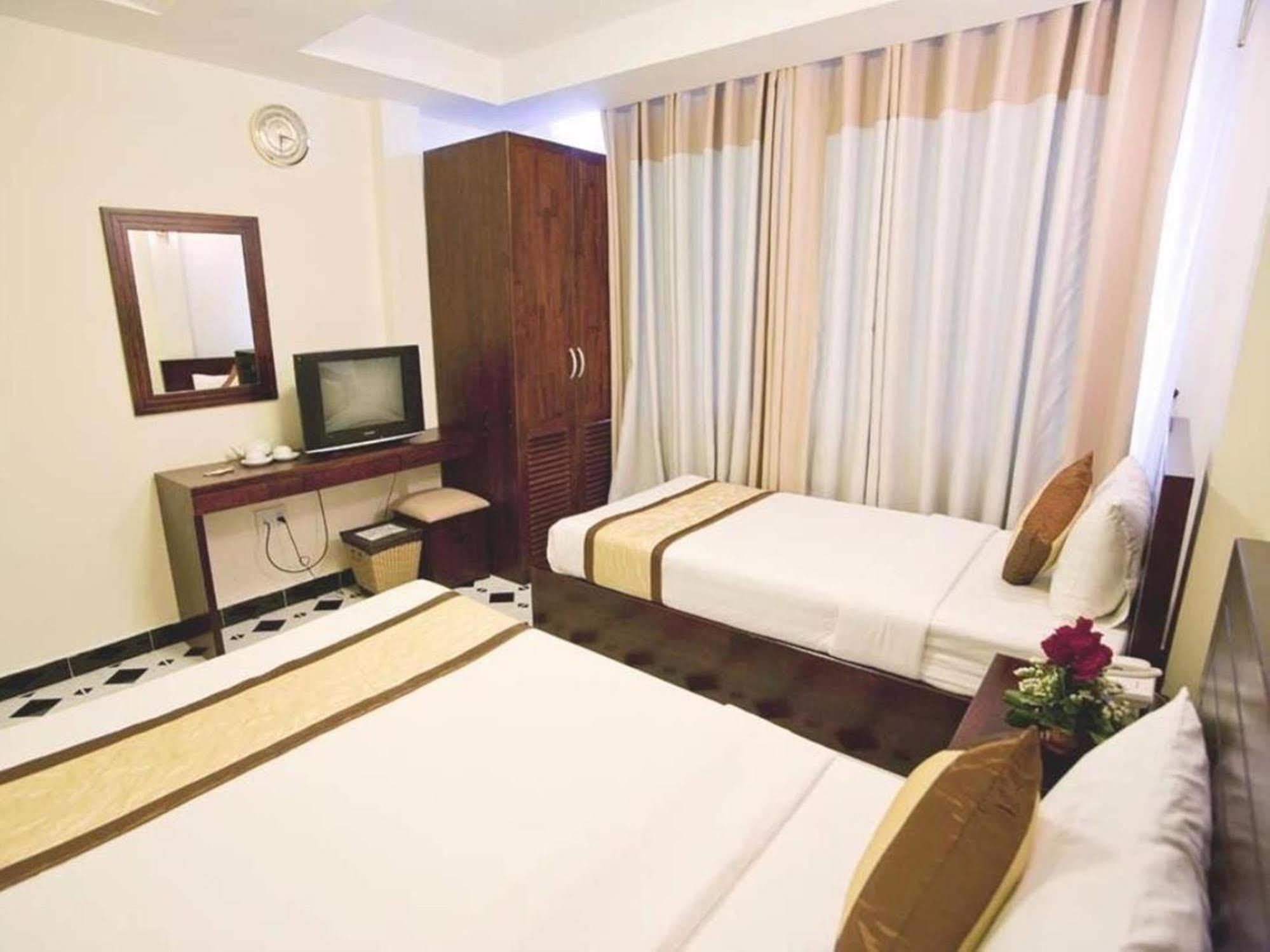Oyo 438 Small Bay Hotel Ho Chi Minh City Bagian luar foto