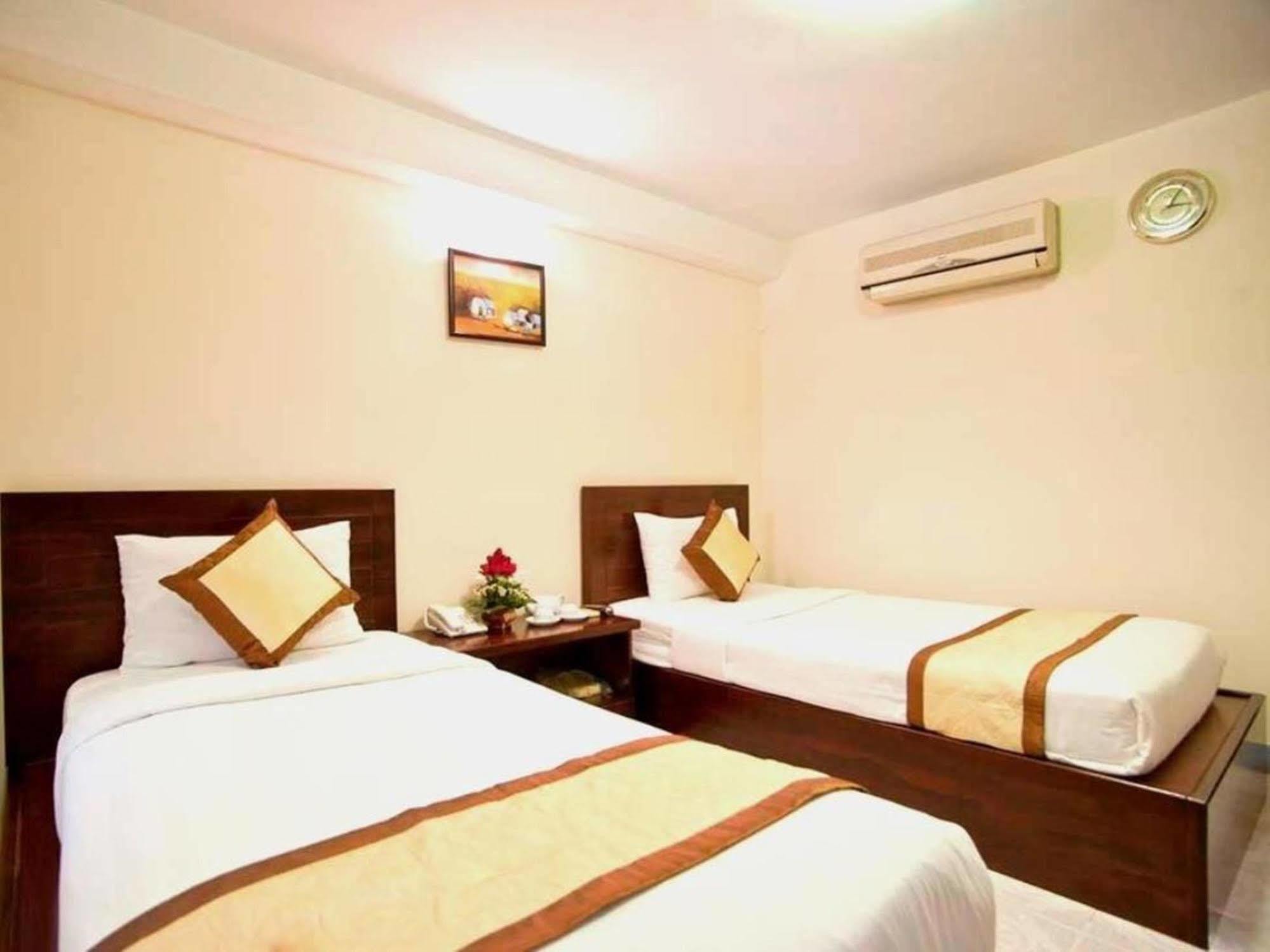 Oyo 438 Small Bay Hotel Ho Chi Minh City Bagian luar foto