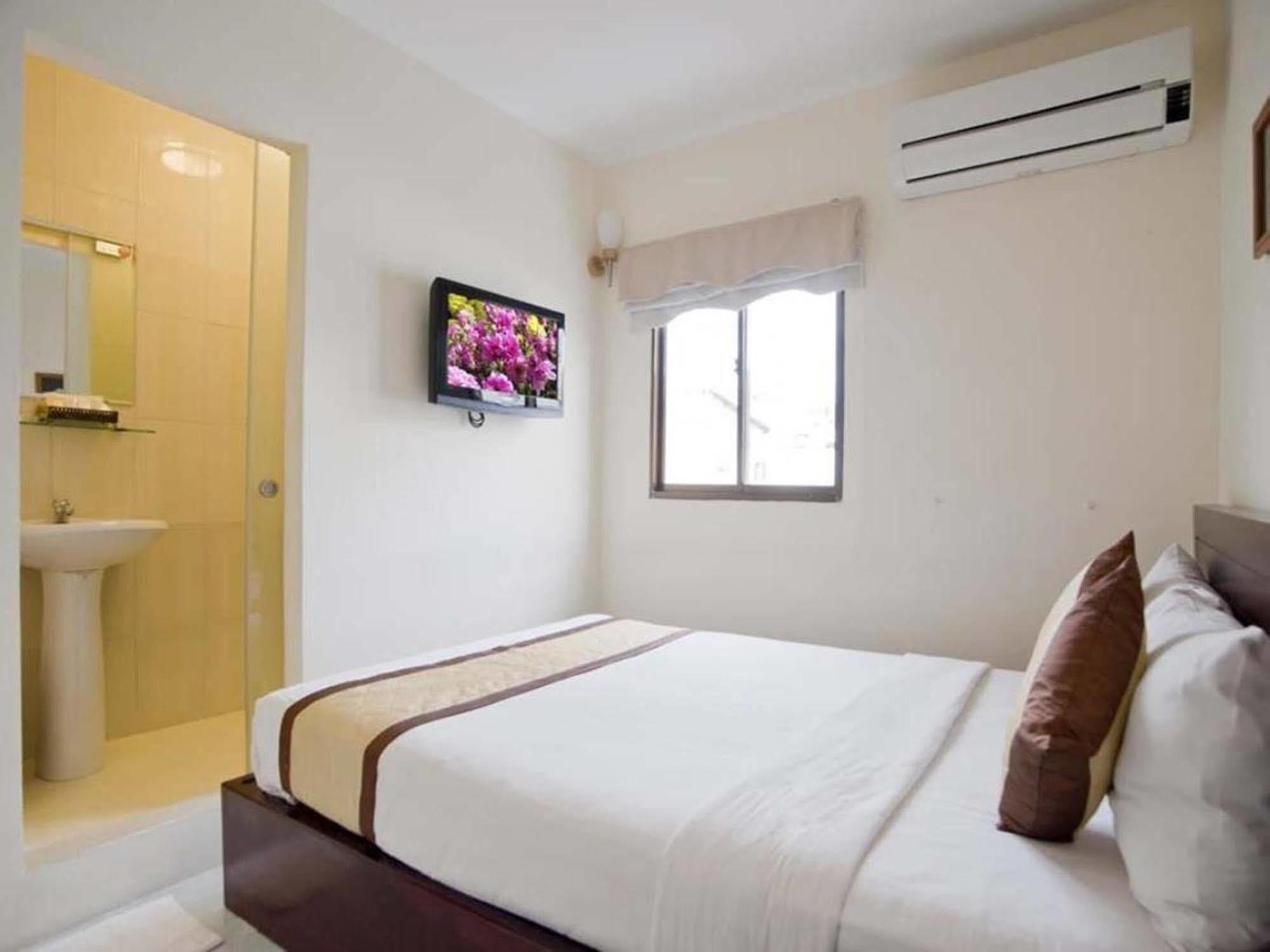 Oyo 438 Small Bay Hotel Ho Chi Minh City Bagian luar foto