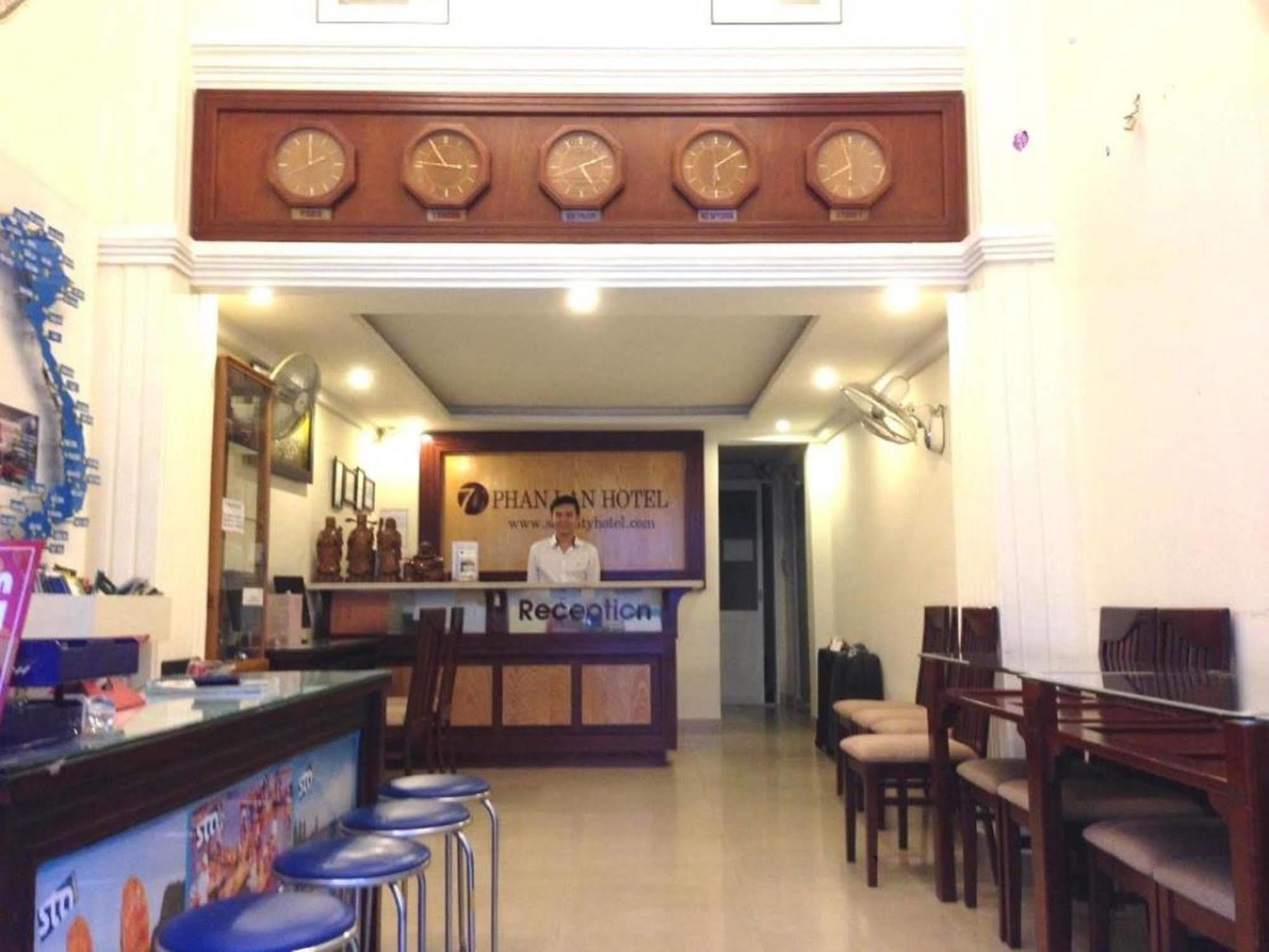 Oyo 438 Small Bay Hotel Ho Chi Minh City Bagian luar foto
