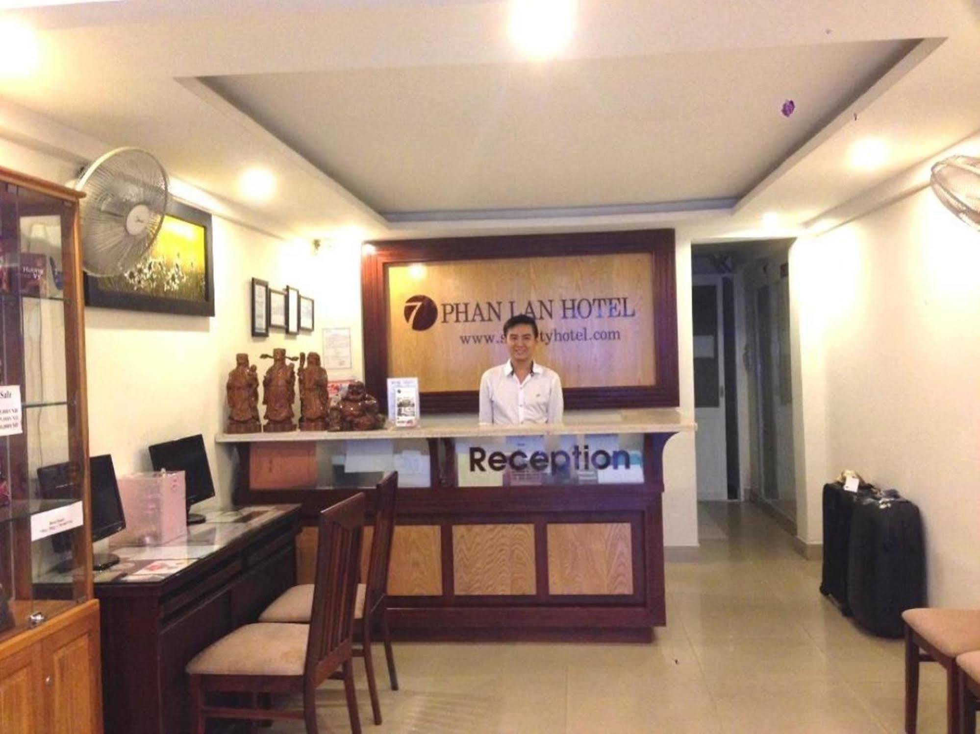 Oyo 438 Small Bay Hotel Ho Chi Minh City Bagian luar foto