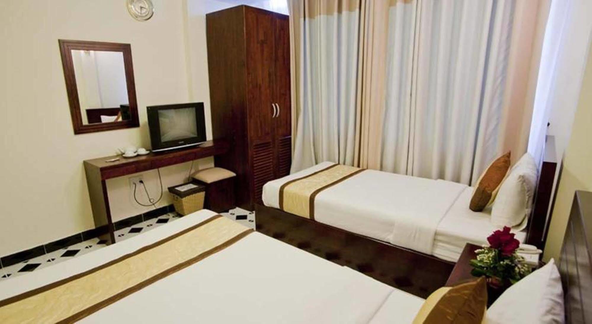 Oyo 438 Small Bay Hotel Ho Chi Minh City Bagian luar foto