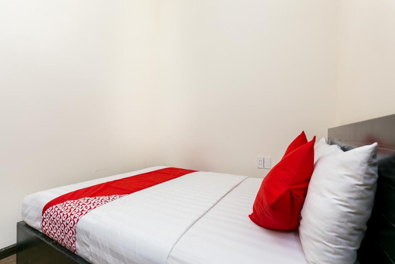 Oyo 438 Small Bay Hotel Ho Chi Minh City Bagian luar foto