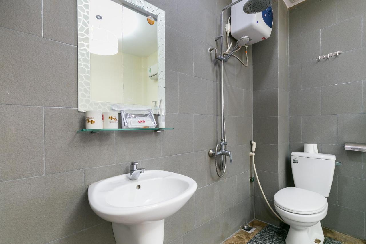Oyo 438 Small Bay Hotel Ho Chi Minh City Bagian luar foto